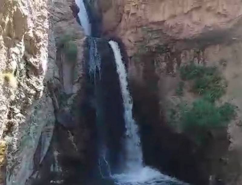 آبشار دو طبقه زیبای روستای نشق