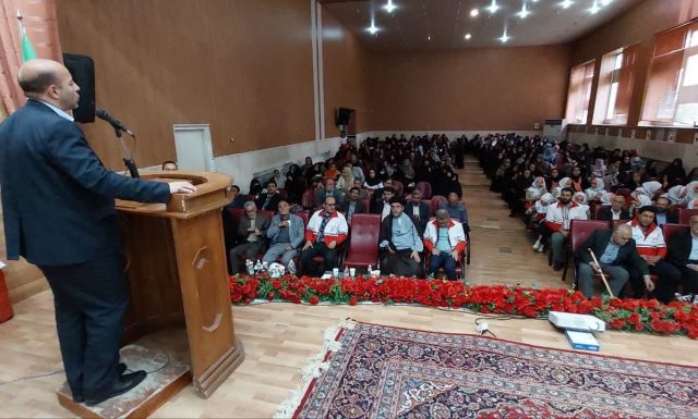 فرماندار میانه: هلال احمر بجای حرف، عمل می کند