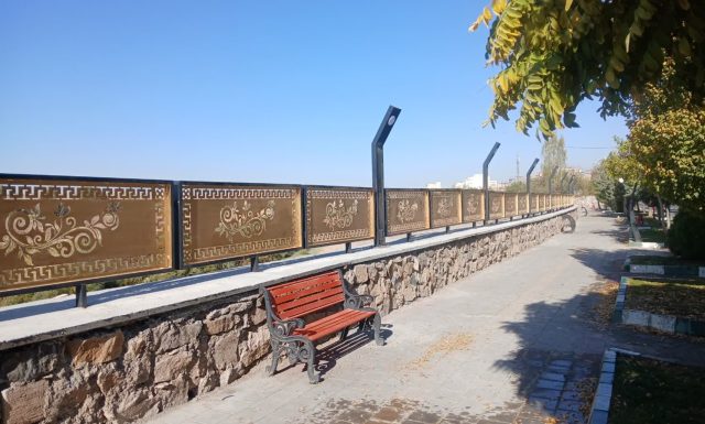 اجرای طرح نصب نرده‌های فلزی در پارک ساحلی میانه