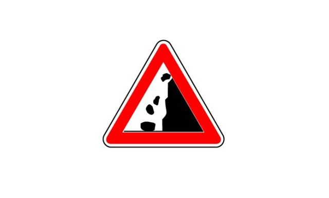 امدادرسانی پلیس آچاچی به گرفتاران ریزش سنگ در محور میانه-زنجان