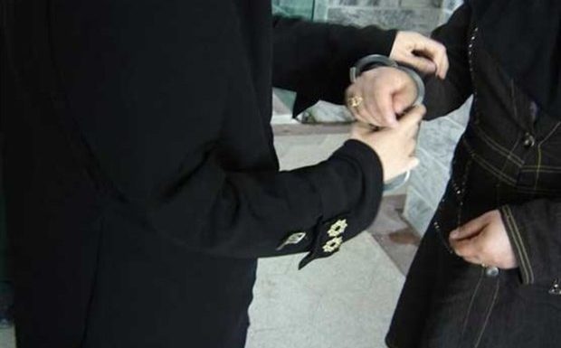 زن سارق طلافروشی‌ها در میانه دستگیر شد