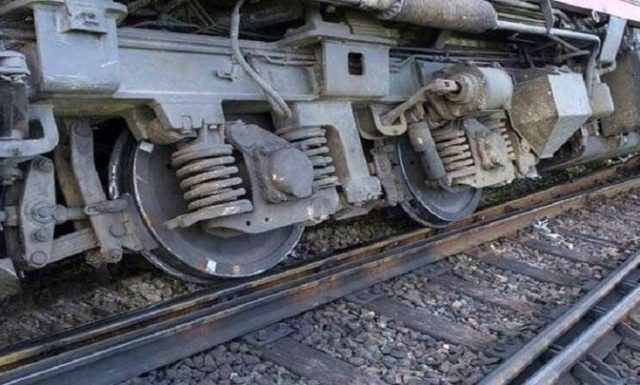 خارج شدن قطار از ریل در ایستگاه هشتگرد؛ حال مسافران خوب است