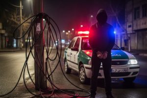 پایان شب‌گردی سارق سیم و کابل برق در میانه