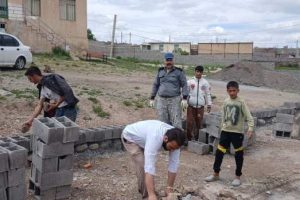 ساخت دیوار مدرسه قره طورق به دست مدیر و دانش‌آموزان