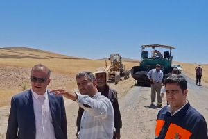 بازدید فرماندار میانه از روند اجرای پروژه آسفالت راه روستای گونلو