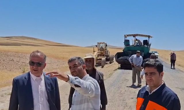بازدید فرماندار میانه از روند اجرای پروژه آسفالت راه روستای گونلو