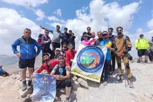 صعود گروه کوهنوردی تیارا میانه به قله کمال سهند