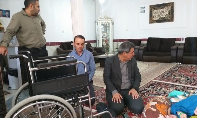 اهدای ۵ ویلچر به معلولان روستاهای میانه توسط بانوی نیکوکار